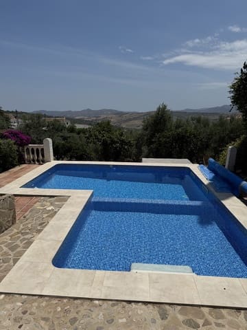 Chalet de 5 habitaciones en Periana en venta con piscina garaje - 425.000 € (Ref: 10168837)