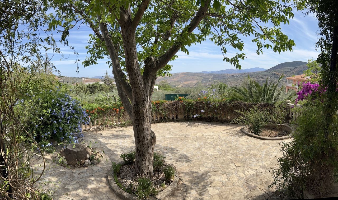 Chalet de 5 habitaciones en Periana en venta con piscina garaje - 425.000 € (Ref: 10168837)