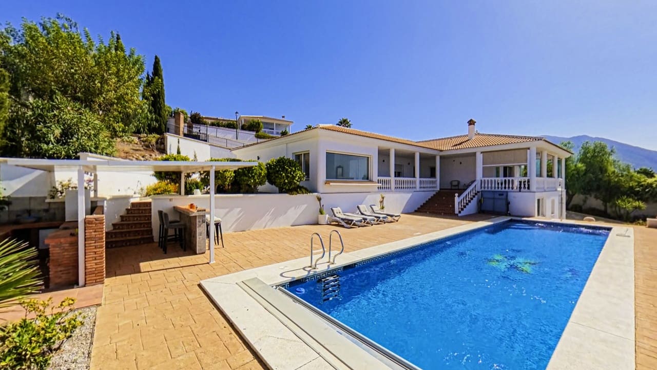 Chalet de 5 habitaciones en Periana en venta con piscina garaje - 749.000 € (Ref: 7837857)