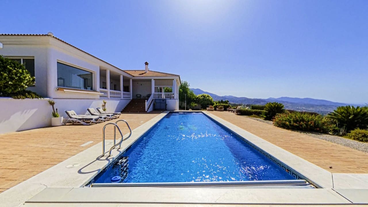 Chalet de 5 habitaciones en Periana en venta con piscina garaje - 749.000 € (Ref: 7837857)