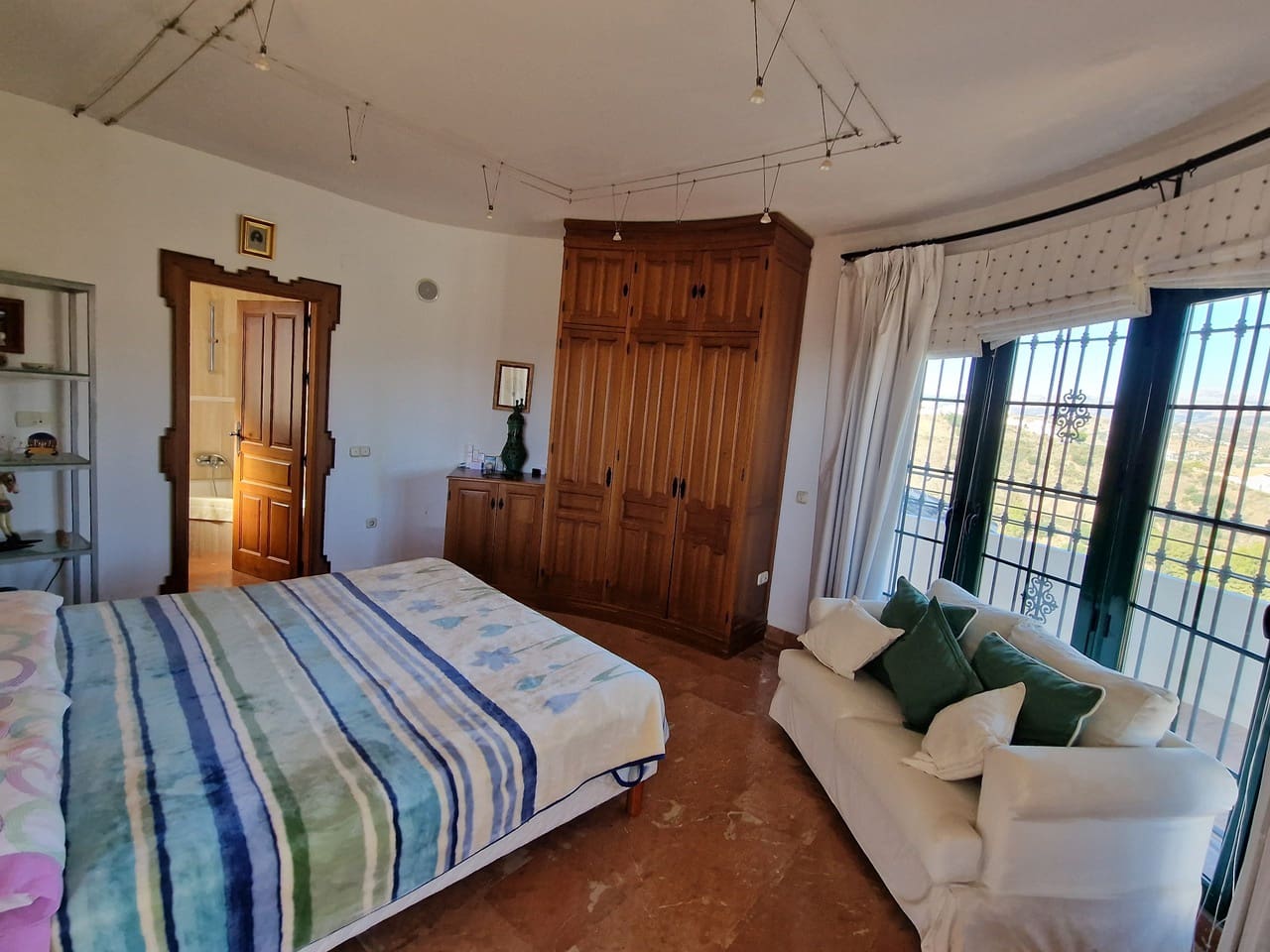 6 soveværelse Villa til salg i Vinuela med swimmingpool garage - € 835.000 (Ref: 7911899)