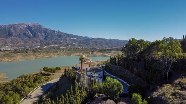 Chalet de 6 habitaciones en Viñuela en venta con piscina garaje - 835.000 € (Ref: 7911899)