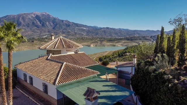 Chalet de 6 habitaciones en Viñuela en venta con piscina garaje - 835.000 € (Ref: 7911899)