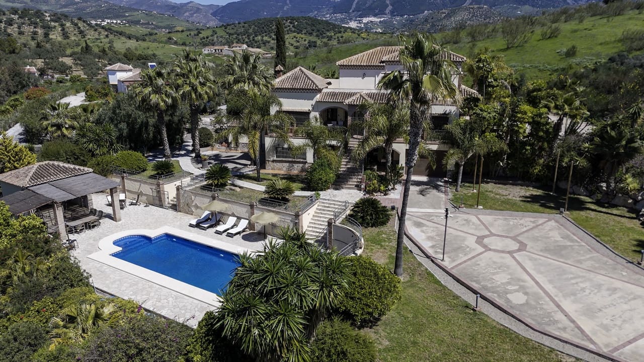 7 soverom Villa til salgs i Vinuela med svømmebasseng garasje - € 1 950 000 (Ref: 8752347)