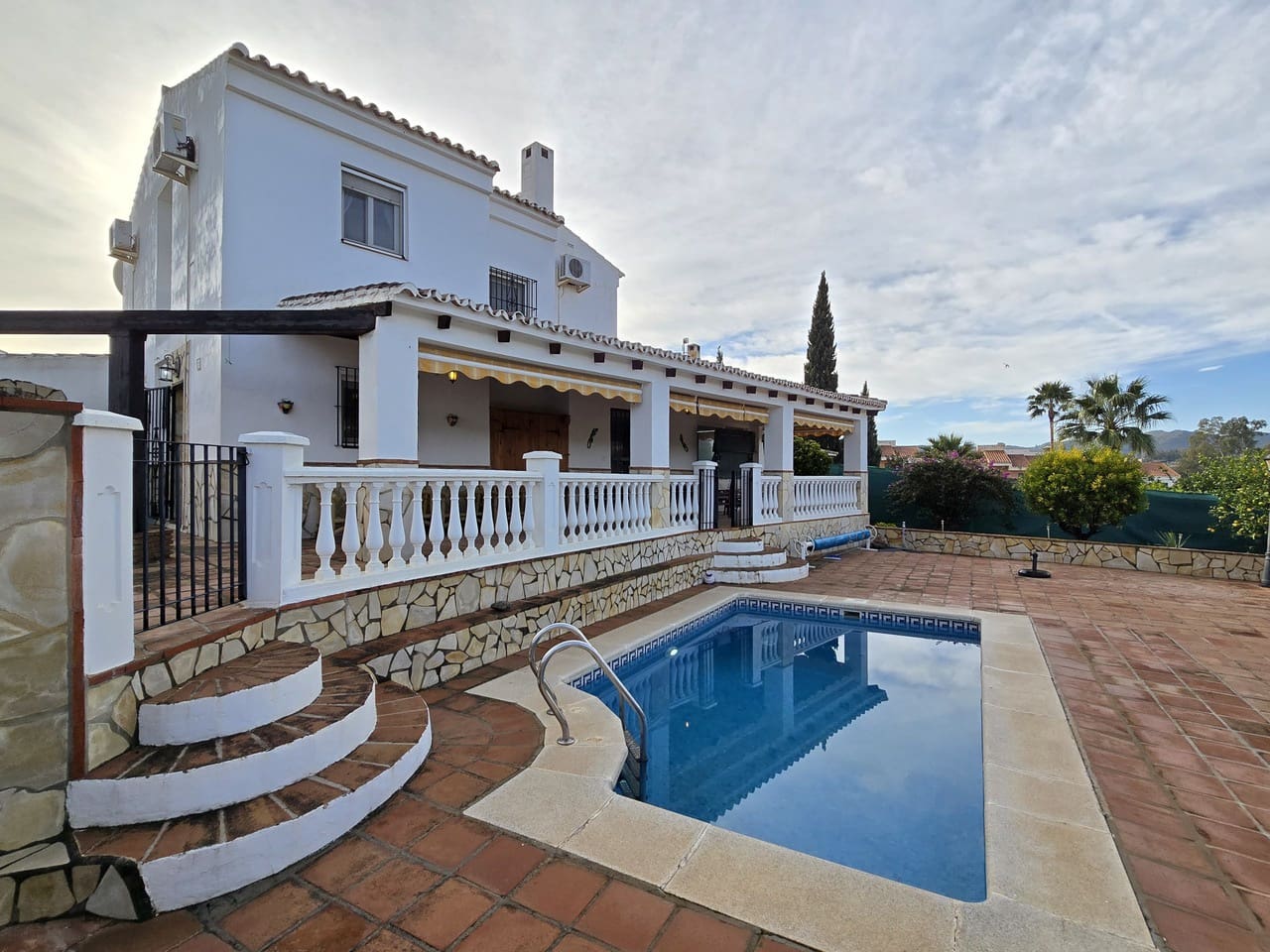 4 slaapkamer Villa te koop in Alcaucin met zwembad garage - € 335.000 (Ref: 8755692)