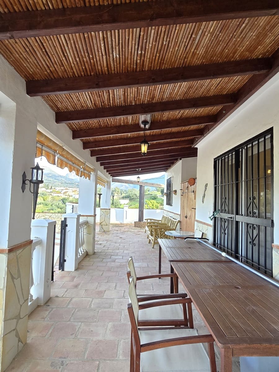 4 slaapkamer Villa te koop in Alcaucin met zwembad garage - € 335.000 (Ref: 8755692)