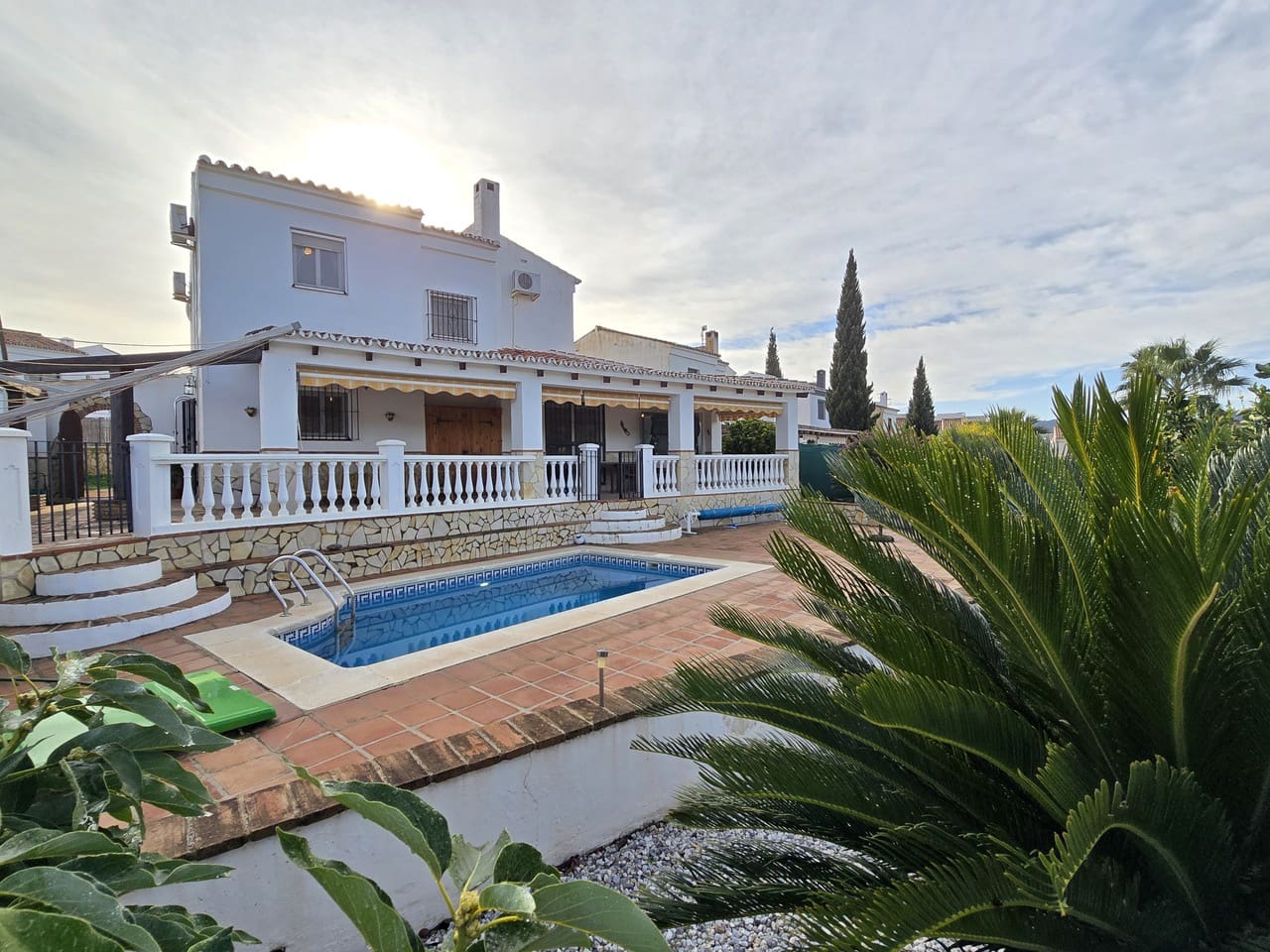 4 slaapkamer Villa te koop in Alcaucin met zwembad garage - € 335.000 (Ref: 8755692)