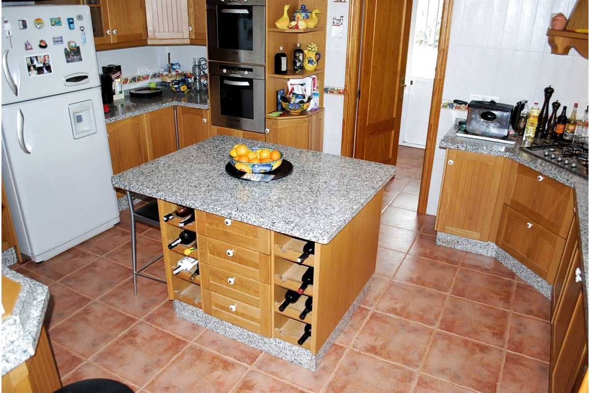5 sypialnia Willa na sprzedaż w Alcaucin z basenem garażem - 459 000 € (Ref: 8828074)