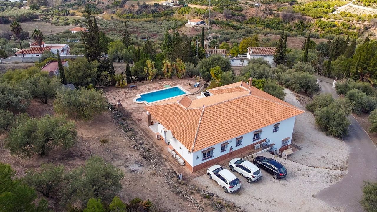 5 sypialnia Willa na sprzedaż w Alcaucin z basenem garażem - 459 000 € (Ref: 8828074)