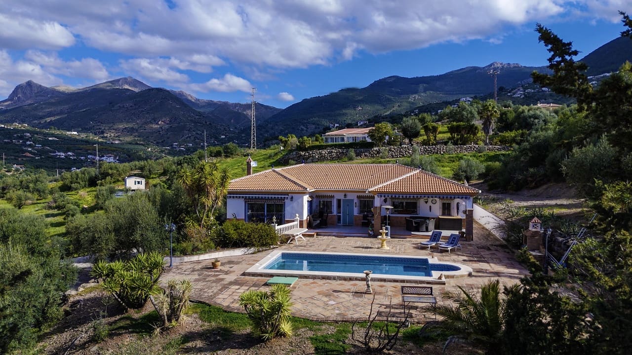 5 sypialnia Willa na sprzedaż w Alcaucin z basenem garażem - 459 000 € (Ref: 8828074)