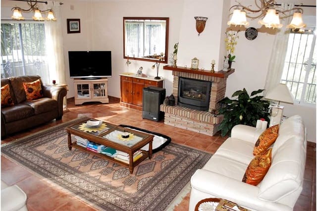5 soverom Villa til salgs i Alcaucín med svømmebasseng garasje - € 415 000 (Ref: 8828074)