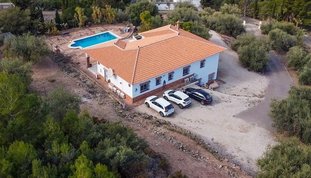 5 soverom Villa til salgs i Alcaucín med svømmebasseng garasje - € 415 000 (Ref: 8828074)