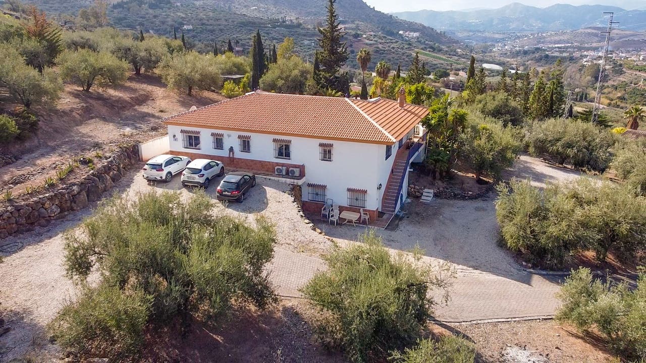 5 soveværelse Villa til salg i Alcaucin med swimmingpool garage - € 415.000 (Ref: 8828074)