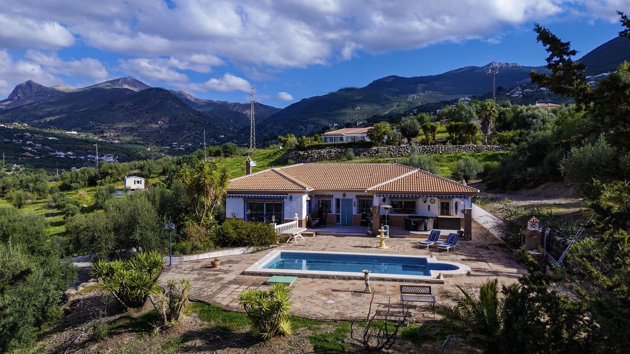 5 soveværelse Villa til salg i Alcaucin med swimmingpool garage - € 415.000 (Ref: 8828074)