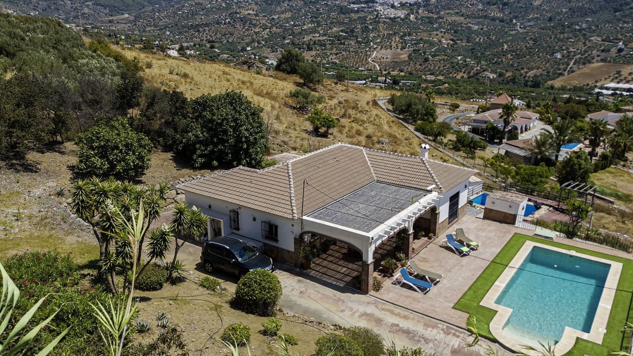 3 soveværelse Villa til salg i Alcaucin med swimmingpool garage - € 374.950 (Ref: 8868483)