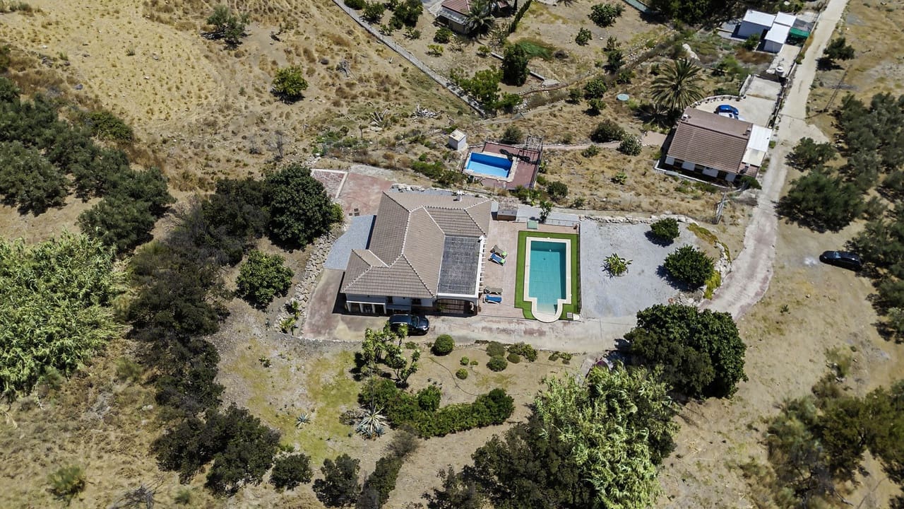 3 soveværelse Villa til salg i Alcaucin med swimmingpool garage - € 374.950 (Ref: 8868483)