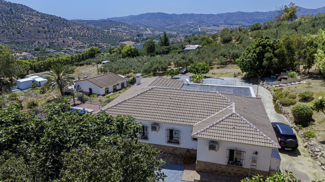 3 soveværelse Villa til salg i Alcaucin med swimmingpool garage - € 374.950 (Ref: 8868483)