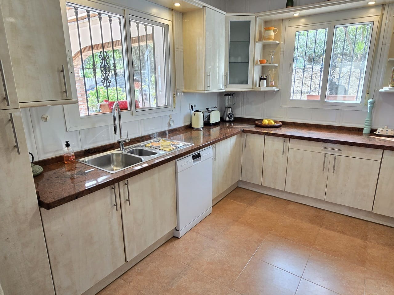 3 sypialnia Willa na sprzedaż w Alcaucin z basenem garażem - 374 950 € (Ref: 8868483)