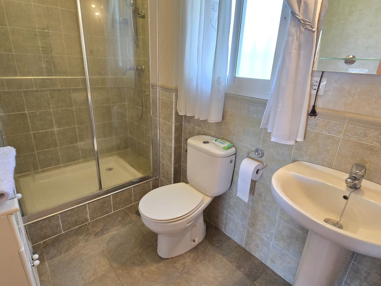 3 sypialnia Willa na sprzedaż w Alcaucin z basenem garażem - 420 000 € (Ref: 8974041)