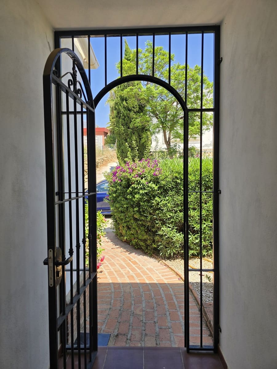 3 sypialnia Willa na sprzedaż w Alcaucin z basenem garażem - 420 000 € (Ref: 8974041)