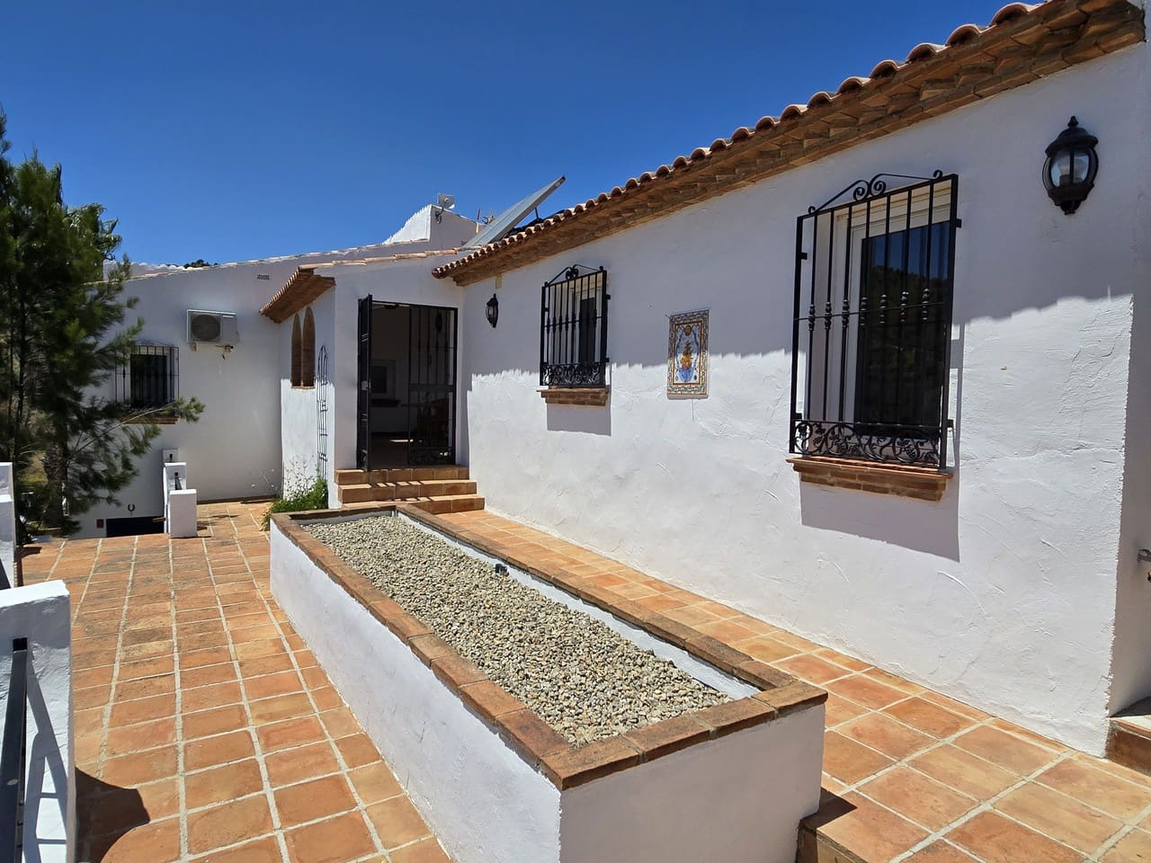 4 soveværelse Villa til salg i Vinuela med swimmingpool garage - € 875.000 (Ref: 8998437)