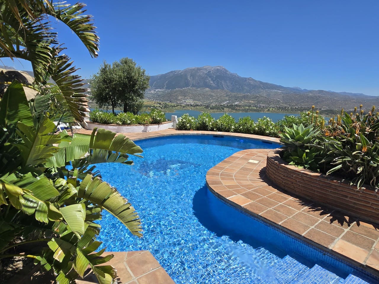 4 soveværelse Villa til salg i Vinuela med swimmingpool garage - € 875.000 (Ref: 8998437)