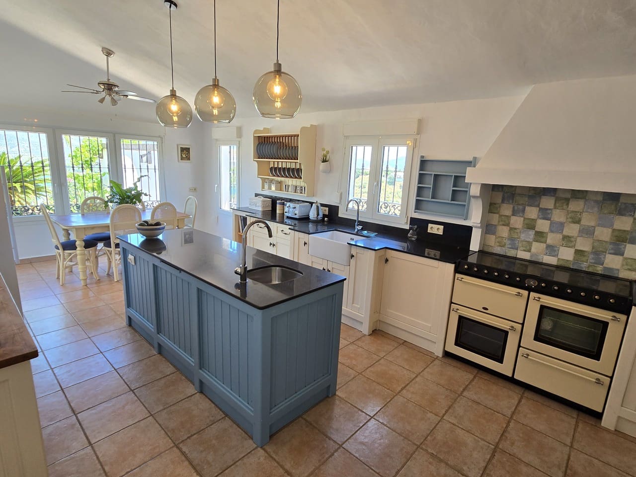 4 soveværelse Villa til salg i Vinuela med swimmingpool garage - € 875.000 (Ref: 8998437)