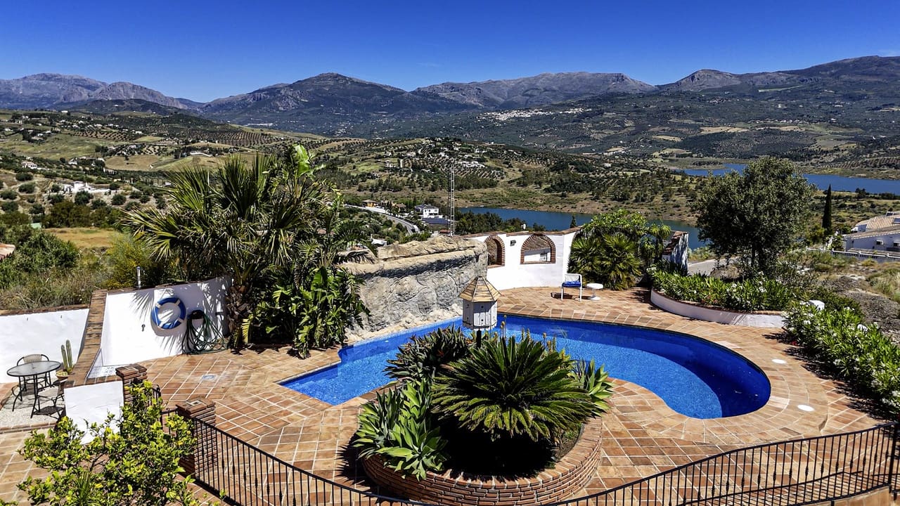 4 bedroom Villa for sale in Vinuela with pool garage - € 875,000 (Ref: 8998437)
