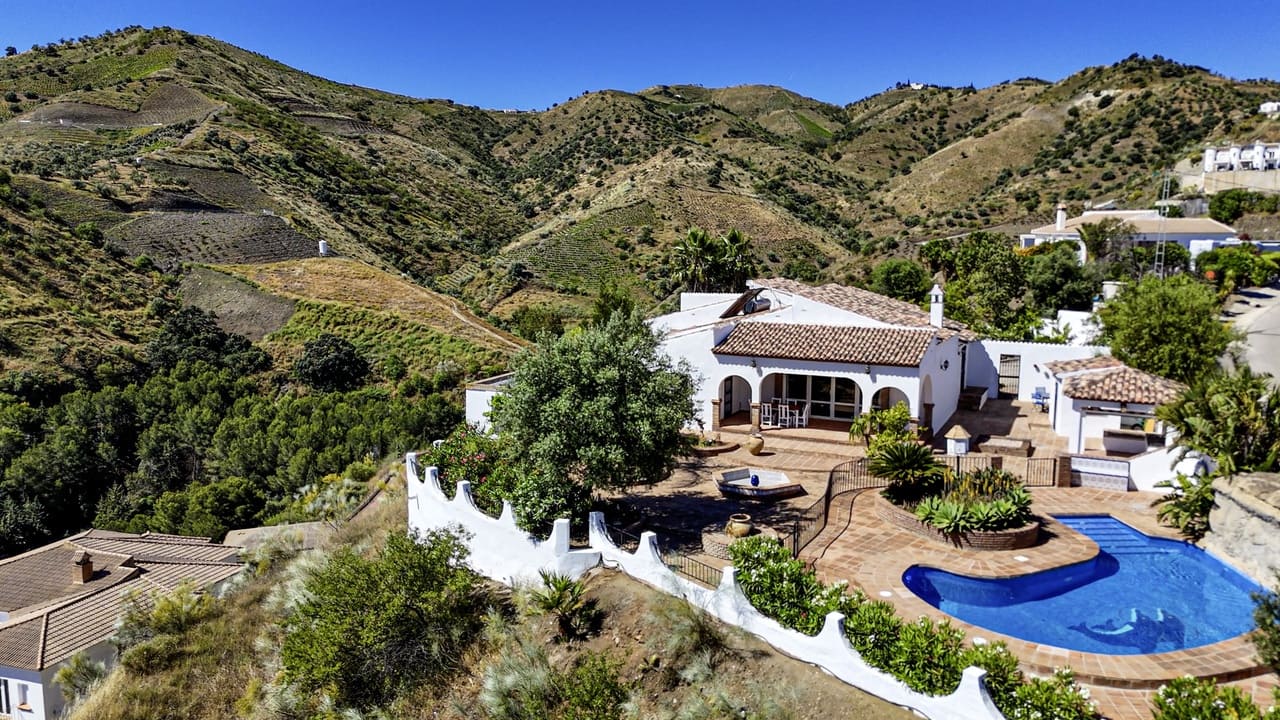 4 bedroom Villa for sale in Vinuela with pool garage - € 875,000 (Ref: 8998437)