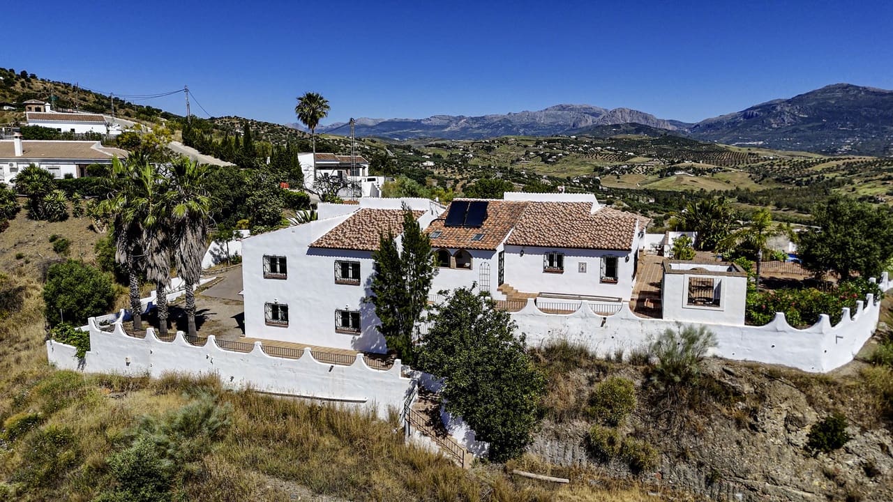 4 bedroom Villa for sale in Vinuela with pool garage - € 875,000 (Ref: 8998437)