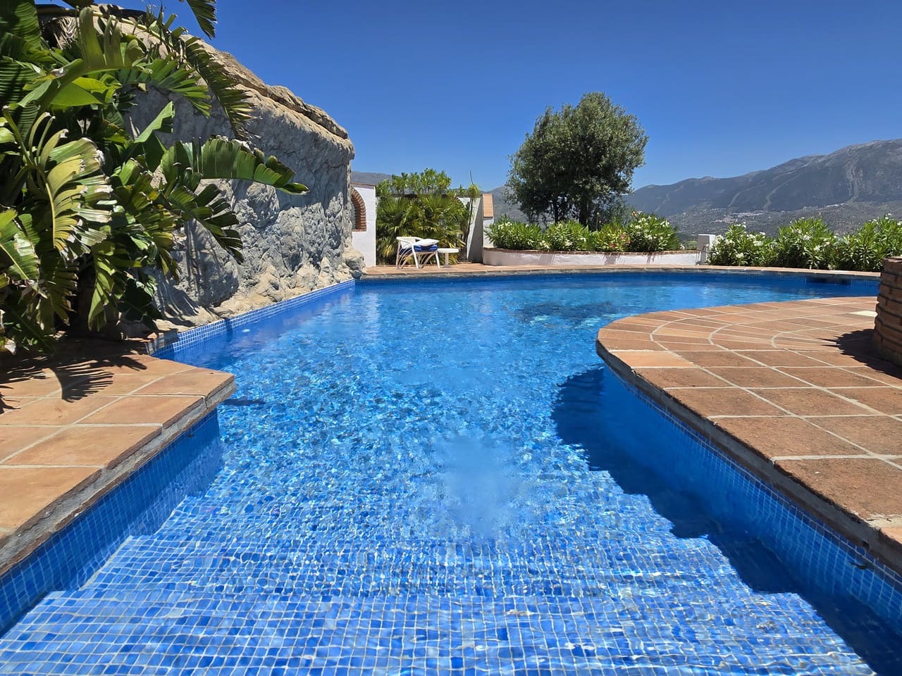 4 bedroom Villa for sale in Vinuela with pool garage - € 875,000 (Ref: 8998437)