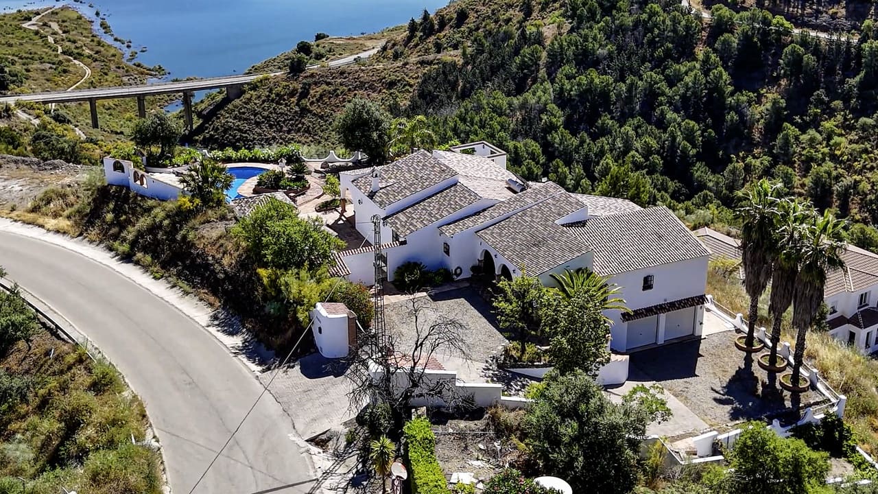 4 bedroom Villa for sale in Vinuela with pool garage - € 875,000 (Ref: 8998437)