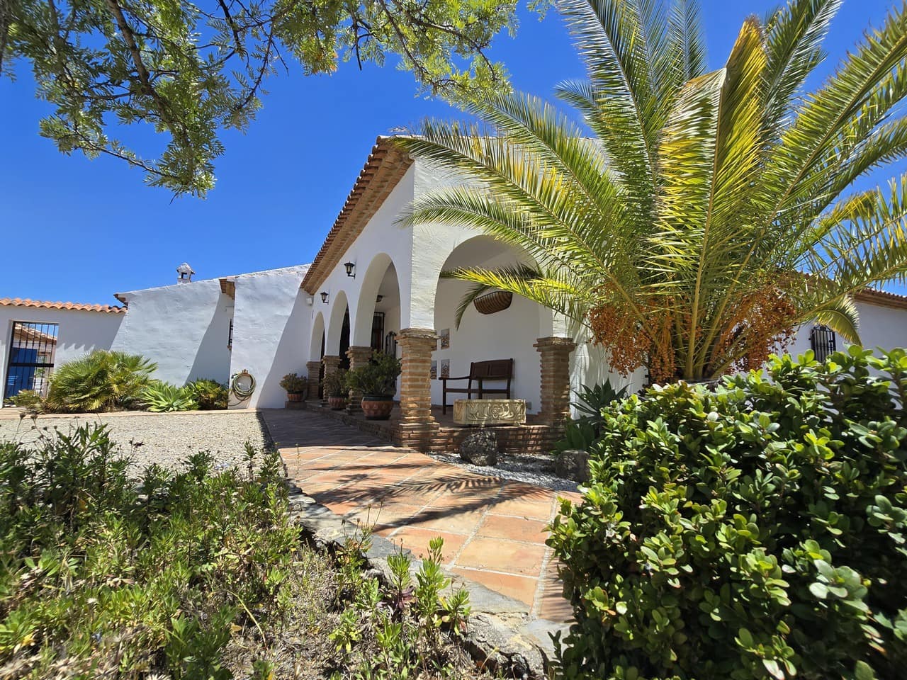 4 bedroom Villa for sale in Vinuela with pool garage - € 875,000 (Ref: 8998437)