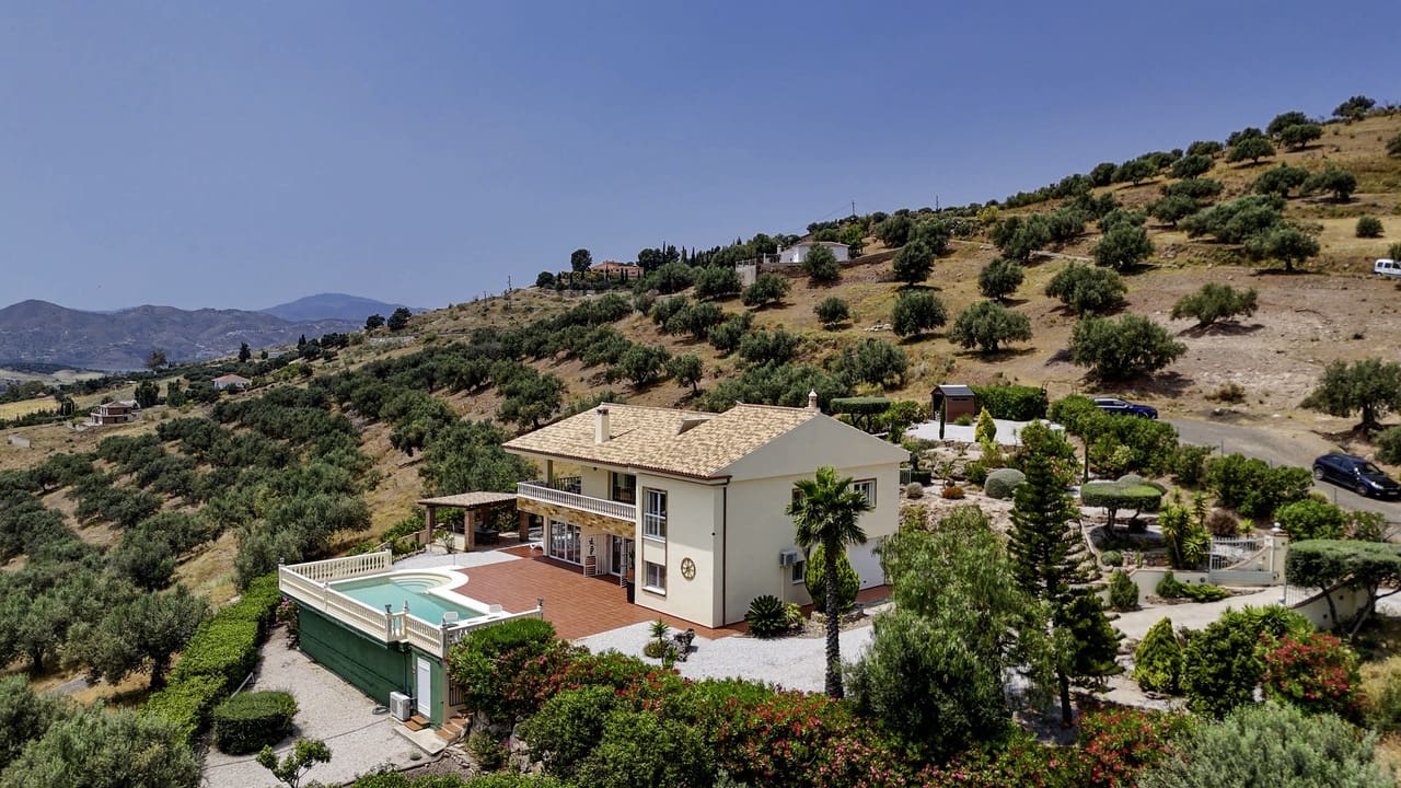 4 soveværelse Villa til salg i Alcaucin med swimmingpool garage - € 795.000 (Ref: 9031458)