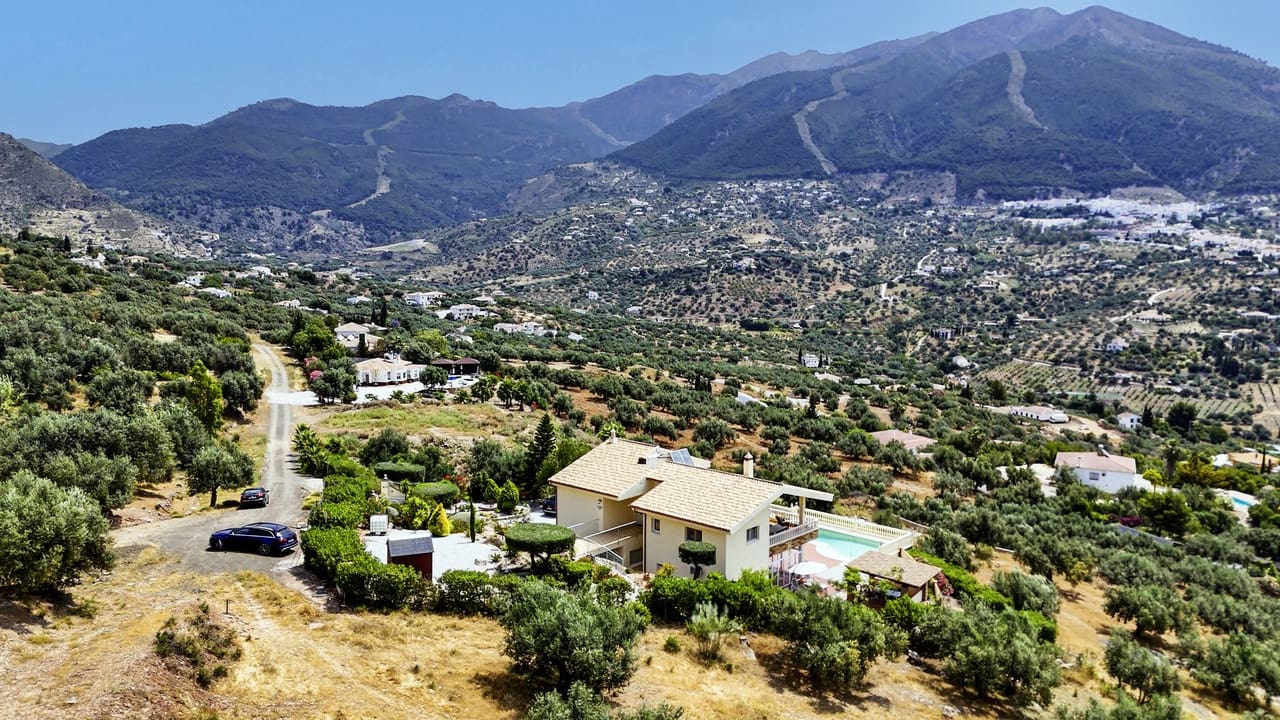 4 soveværelse Villa til salg i Alcaucin med swimmingpool garage - € 795.000 (Ref: 9031458)