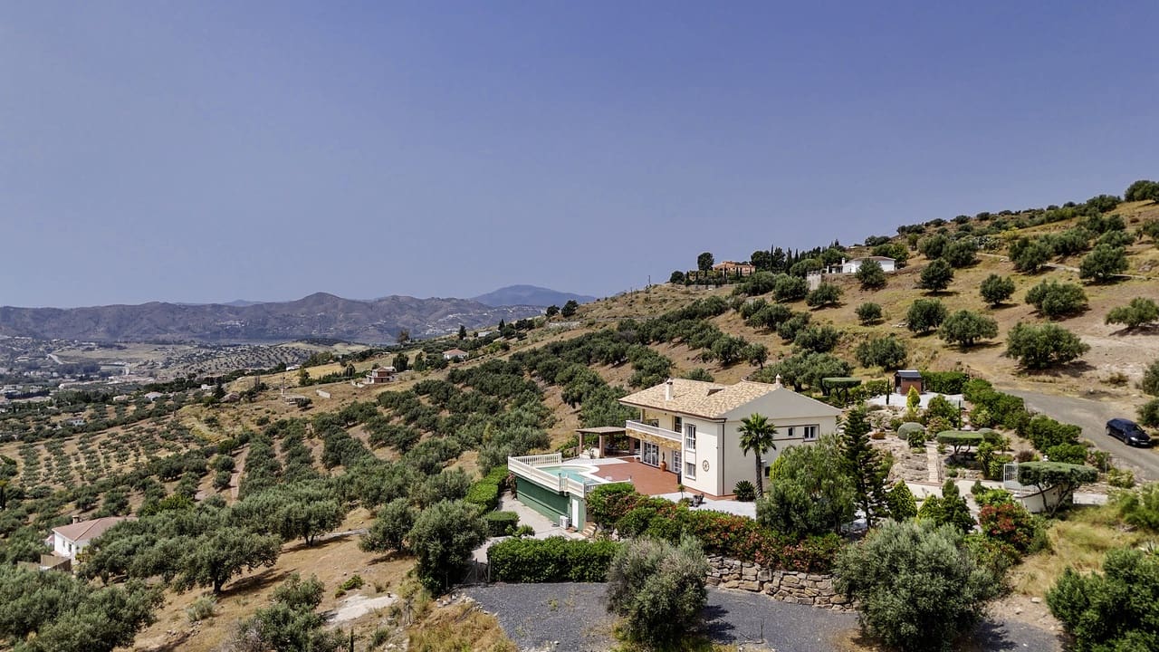 4 soveværelse Villa til salg i Alcaucin med swimmingpool garage - € 795.000 (Ref: 9031458)