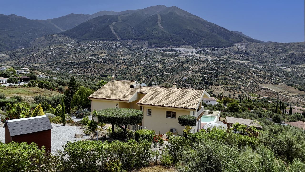 4 soveværelse Villa til salg i Alcaucin med swimmingpool garage - € 795.000 (Ref: 9031458)