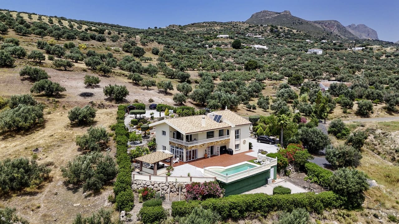 4 soveværelse Villa til salg i Alcaucin med swimmingpool garage - € 795.000 (Ref: 9031458)