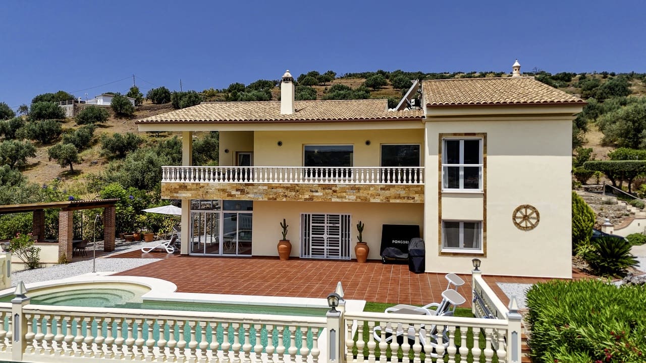 4 soverom Villa til salgs i Alcaucin med svømmebasseng garasje - € 795 000 (Ref: 9031458)