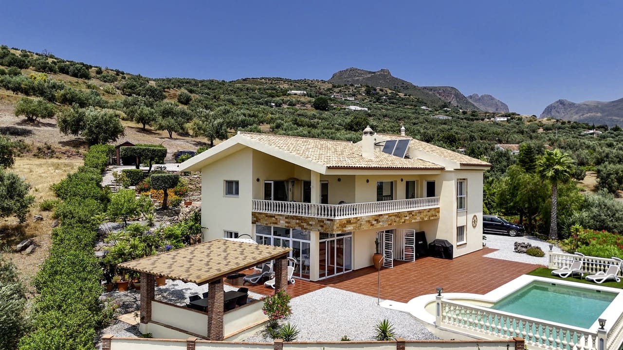 4 soverom Villa til salgs i Alcaucin med svømmebasseng garasje - € 795 000 (Ref: 9031458)