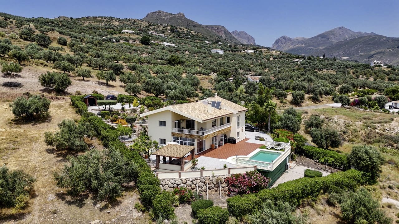 4 soverom Villa til salgs i Alcaucin med svømmebasseng garasje - € 795 000 (Ref: 9031458)