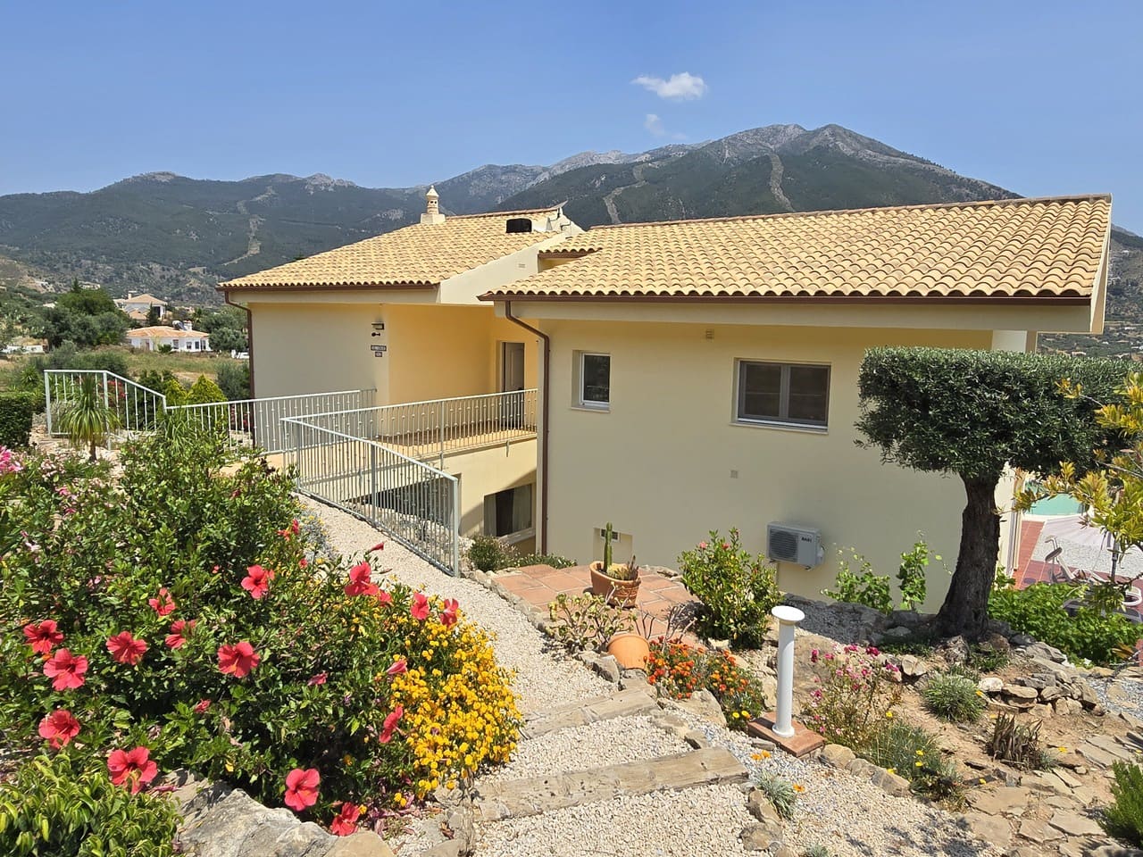 4 soverom Villa til salgs i Alcaucin med svømmebasseng garasje - € 795 000 (Ref: 9031458)