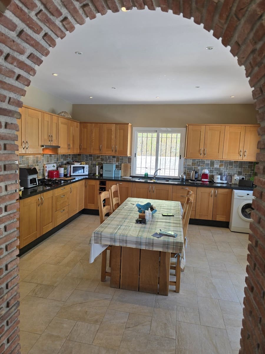 3 soveværelse Villa til salg i Alcaucin med swimmingpool garage - € 589.950 (Ref: 9050717)