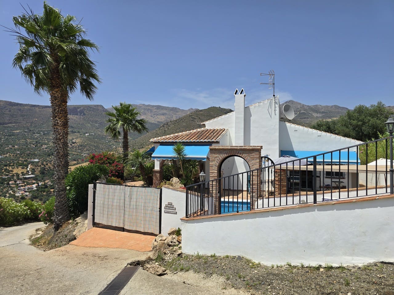 3 soveværelse Villa til salg i Alcaucin med swimmingpool garage - € 589.950 (Ref: 9050717)