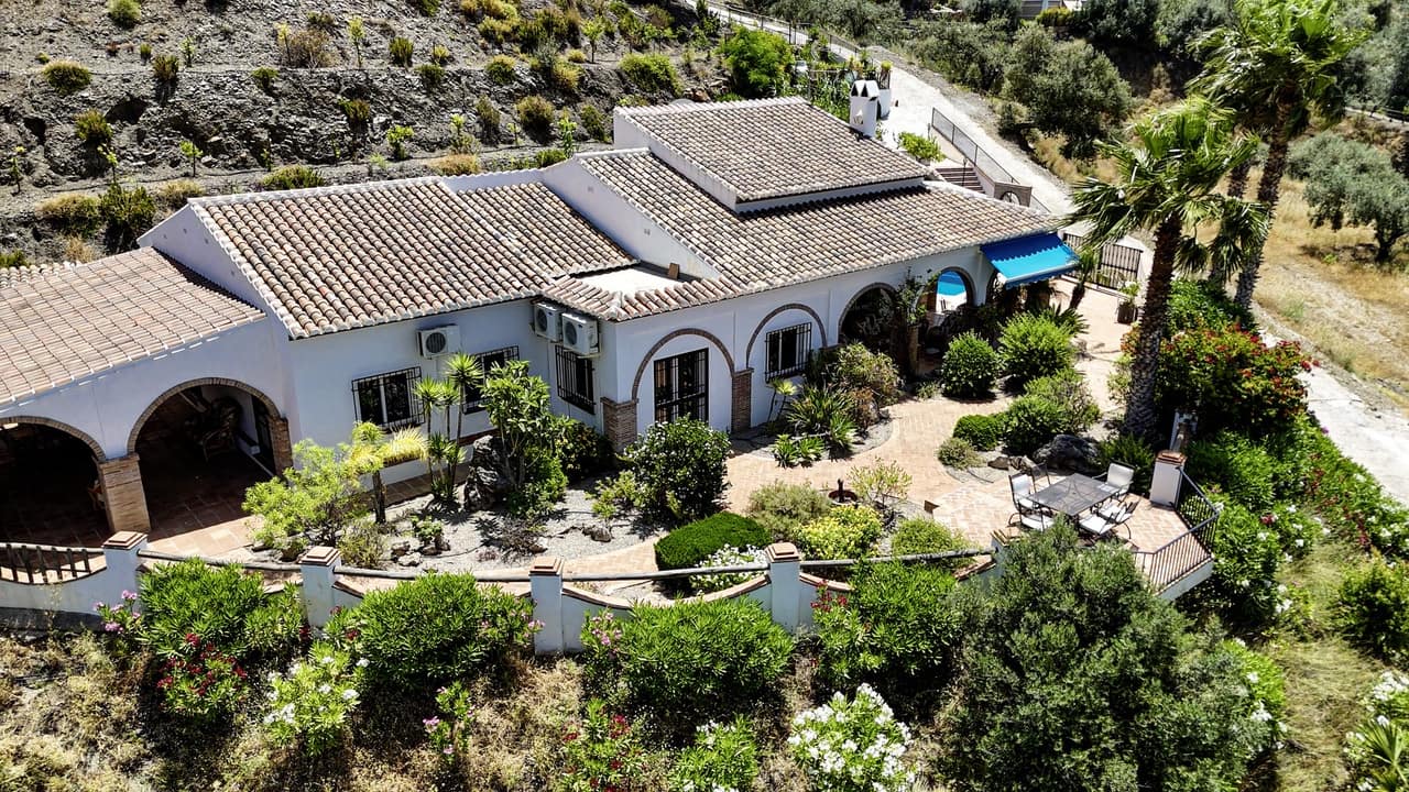 3 soveværelse Villa til salg i Alcaucin med swimmingpool garage - € 589.950 (Ref: 9050717)