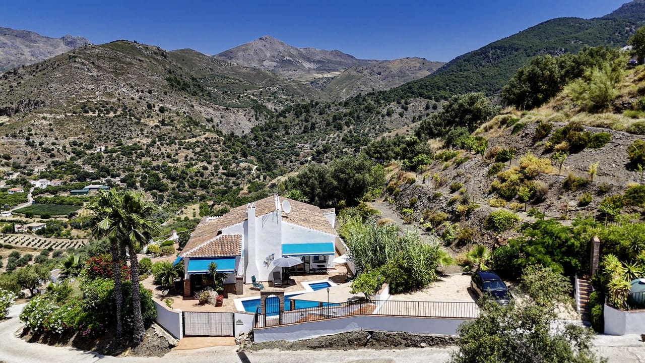 3 soveværelse Villa til salg i Alcaucin med swimmingpool garage - € 589.950 (Ref: 9050717)