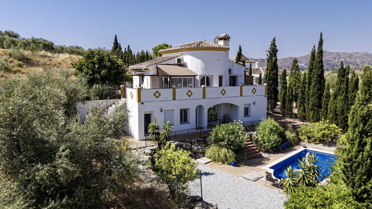 3 soveværelse Villa til salg i Alcaucin med swimmingpool garage - € 345.000 (Ref: 9061538)