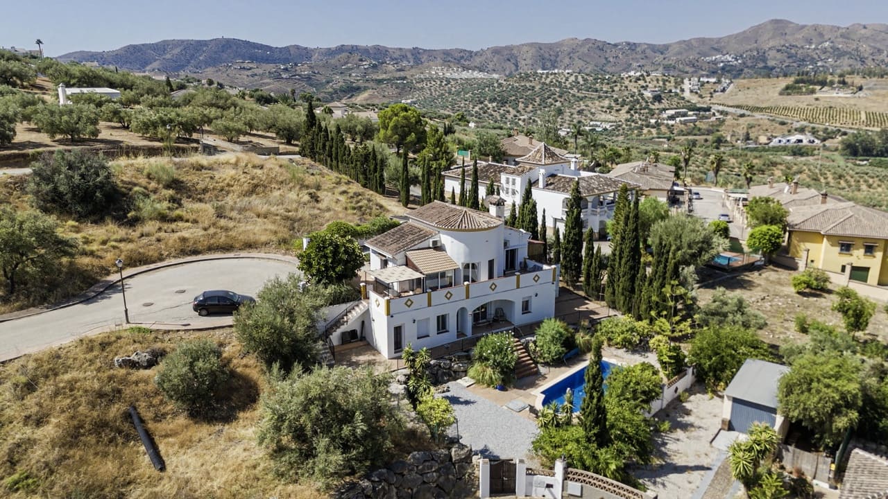 3 soveværelse Villa til salg i Alcaucin med swimmingpool garage - € 345.000 (Ref: 9061538)