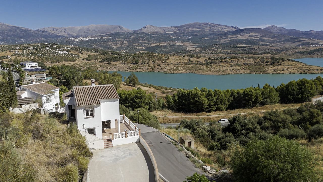 3 soveværelse Villa til salg i Vinuela med swimmingpool garage - € 339.950 (Ref: 9163138)