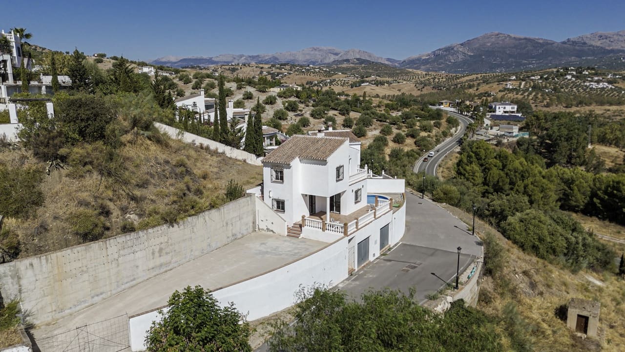 3 soveværelse Villa til salg i Vinuela med swimmingpool garage - € 339.950 (Ref: 9163138)